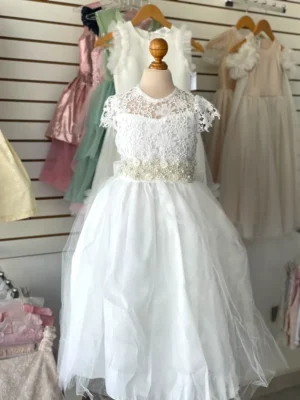 34525. Vestido con detalle de encaje, perlas y moño en la parte de atras