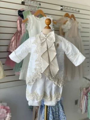 868. Ropon de linea premium, tono ivory con moño de lazo, bordados y prendedor