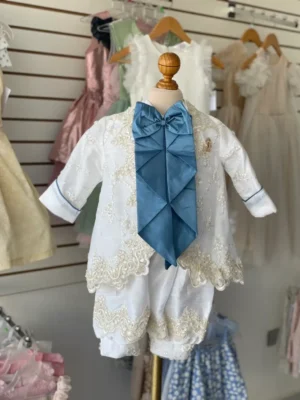 869. Ropon de nueva coleccion, de saquito con detalle de moño, bordado y prendedor